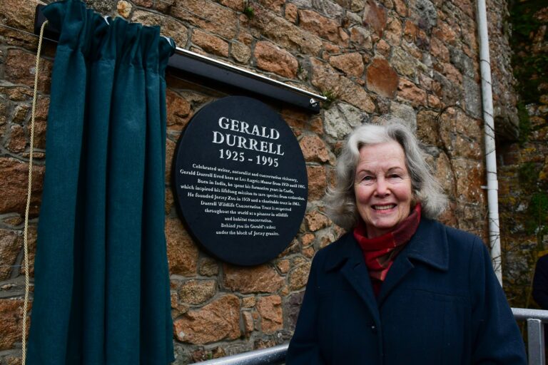 Gerald Durrell è ancora con noi: svelata la targa alla Manor House